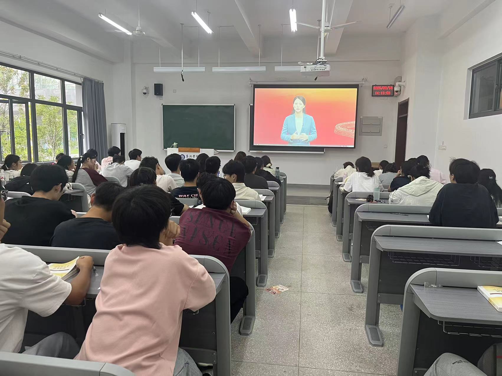 1758611551513255.jpg 9月18日-马克思主义学院组织师生集中观看“大国担当”思政大课.jpg