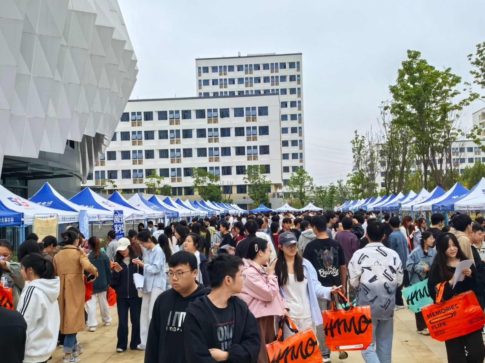 1760596745921584.jpg 1760596745921584.jpg