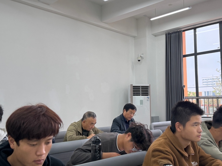 1762308399435428.jpg 李子华校长听李斐斐老师思政课02-修改尺寸版.jpg