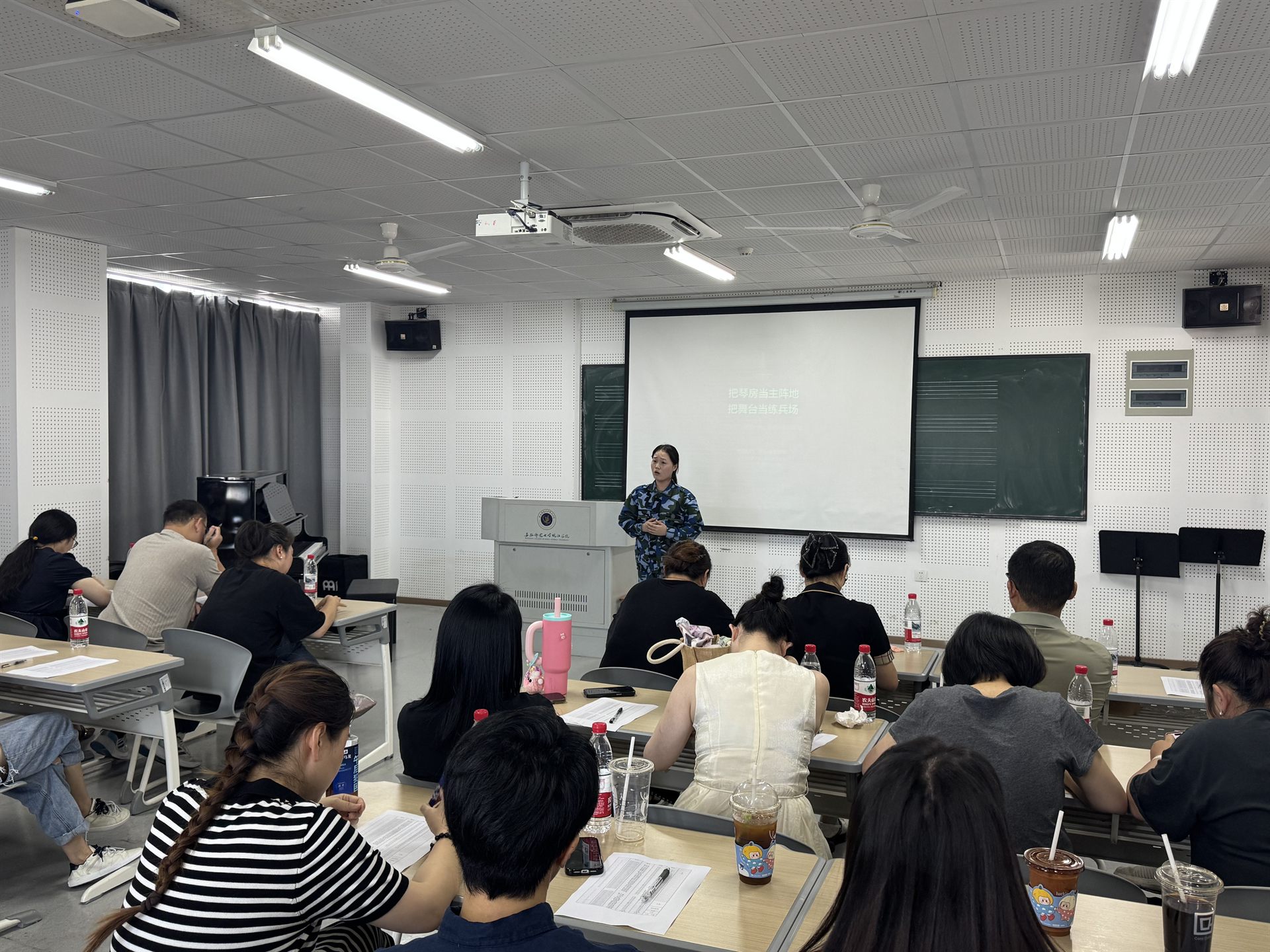 观摩2.jpg